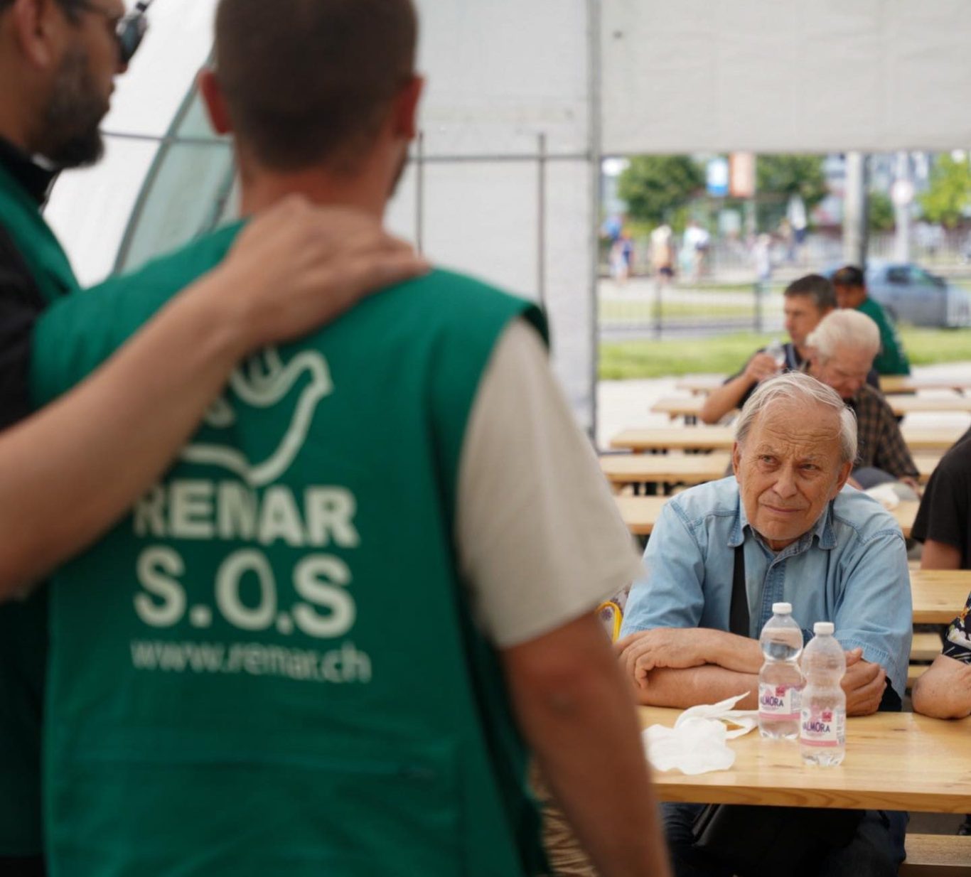 Ancien dans un comedor social exprimant sa gratitude envers les bénévoles de Remar ONG - Chaque achat chez RemarStore aide à soutenir les actions solidaires qui apportent aide et réconfort aux personnes dans le besoin